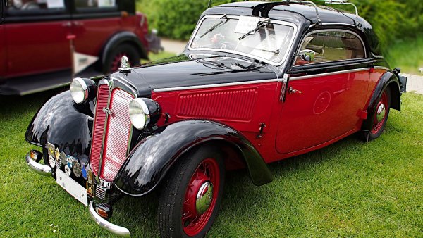 F7 е една от дългата поредица малки коли с предно задвижване и двутактови двигатели. Всички те са толкова успешни, че превръщат DKW в доминиращ играч в империята Auto Union. Нищо че моделите му на пръв поглед са далеч по-малко впечатляващи от тези на Audi, Horch или Wanderer.

DKW е единствената марка на Auto Union, която възобновява производството си след Втората световна война. Horch и Wanderer са изоставени, а Audi се завръща чак през 60-те години.

През септември 1949 година, усещайки какво ще бъде бъдещето му в една комунистическа страна, Auto Union се мести от Цвикау в Инголщад - в новосъздадената Западна Германия. Нито един DKW, построен след това, не може да бъде описан като източноевропейски.